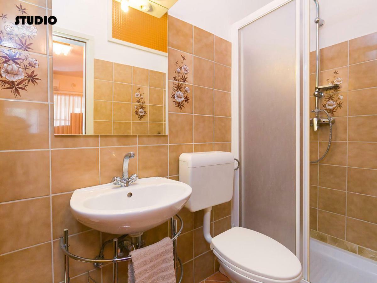Apartments Nives Porec Bagian luar foto